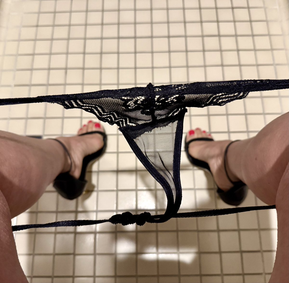 Inkedwife8008's tweet photo. Gold heel stilettos and red toes- on the prowl 💋#redtoes #sexyfeet #greekfoot #inkedcouple8008 @Inkedcouple8008 https://t.co/0N8rHjeDWg