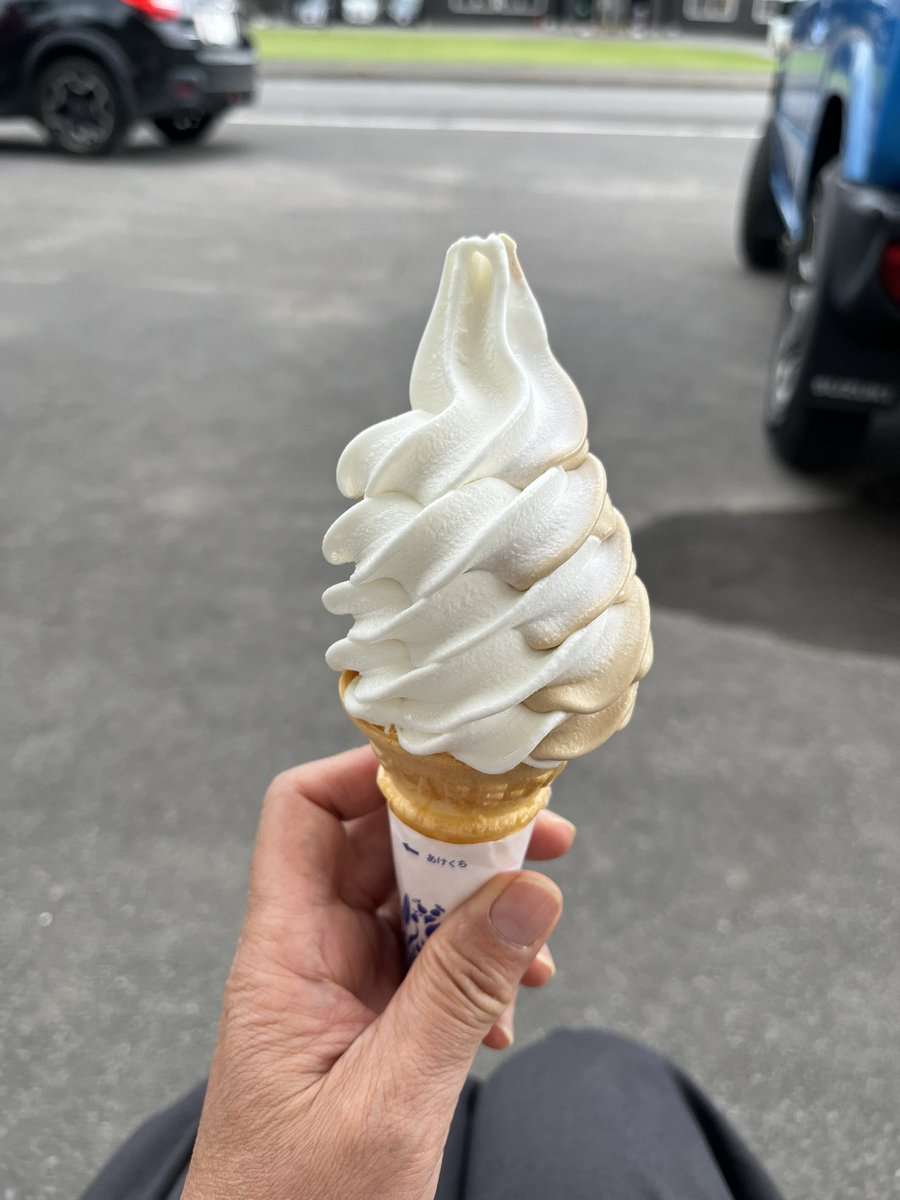 mika_0325's tweet photo. 予定のない休み
のんびり過ごす
スズボクで🍦
きゅうりはまだ花が🥒
ベランダ出たらめちゃ綺麗 https://t.co/7WBh8h4KZu