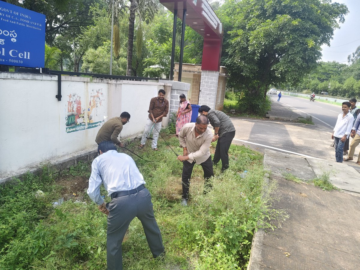 OfficerC1869's tweet photo. Swachhata Hi Seva 2026 – Day 03 activity at IGMRI, FS, Hyderabad.

A cleanliness and transformation drive was conducted at the identified CTU in Rajendranagar, Hyderabad.
The activity focused on waste removal and improvement of the surrounding area. @fooddeptgoi @igmrihapur https://t.co/6nJpfxHKp8