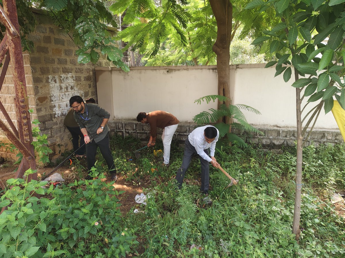 OfficerC1869's tweet photo. Swachhata Hi Seva 2026 – Day 03 activity at IGMRI, FS, Hyderabad.

A cleanliness and transformation drive was conducted at the identified CTU in Rajendranagar, Hyderabad.
The activity focused on waste removal and improvement of the surrounding area. @fooddeptgoi @igmrihapur https://t.co/6nJpfxHKp8