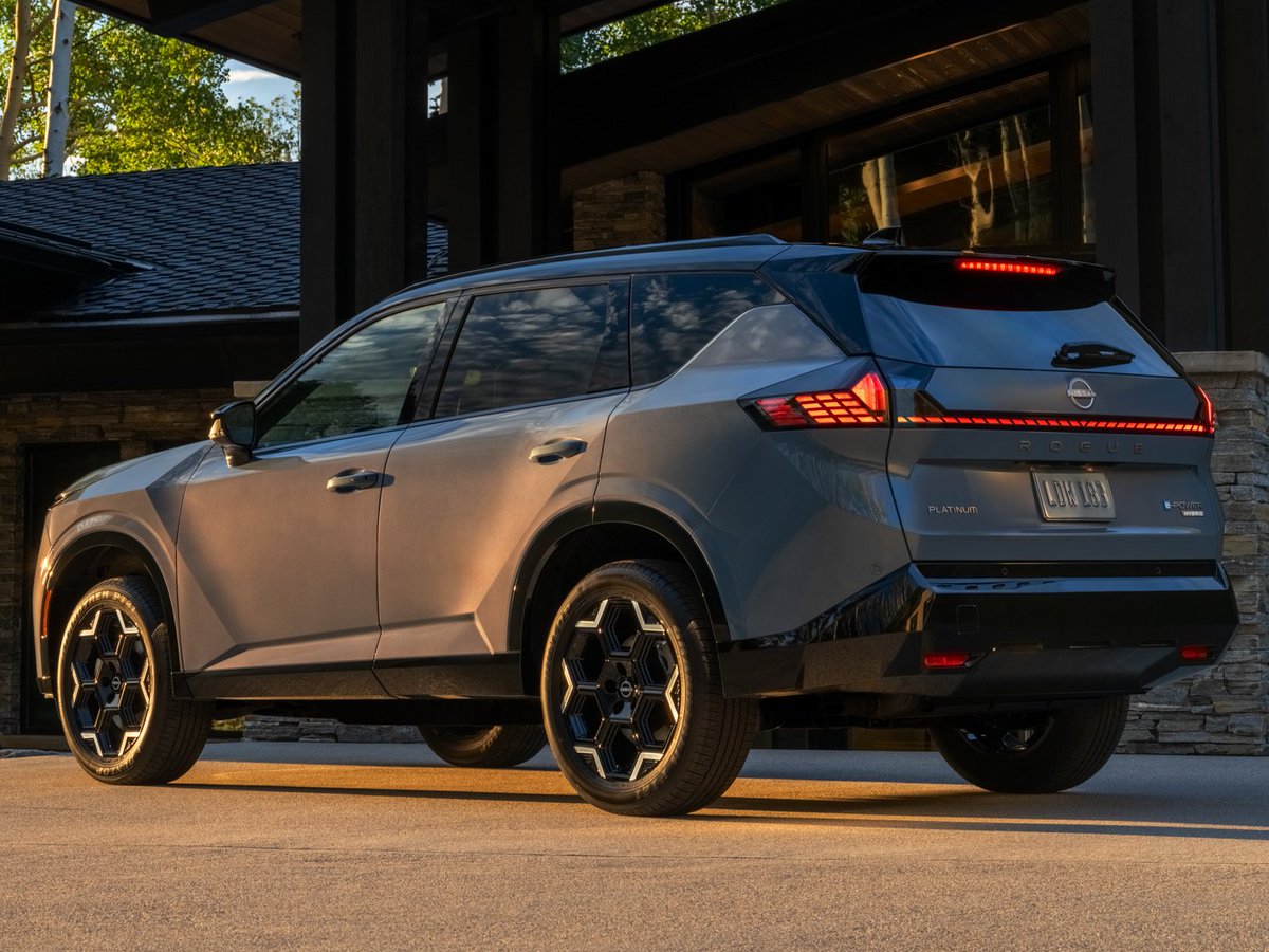 lovecars_jp's tweet photo. 次期エクストレイルが、ひと足先にアメリカでお披露目！？

日産が新型「ローグ ハイブリッド」を発表。ローグは日本のエクストレイルにあたるモデル。つまり次期エクストレイルの中身が判明した、ということ。

注目なのは第3世代e-POWER��搭載。���メリカにもついに投入され、全車に前後モーターの電動4WD「e-4ORCE」を標準装備とした。

しかも要注目なのがe-Pedal。なんと今回、ローグでは停止まで対応したという。日本では停止をやめたe-Pedalは果たして次期エクストレイルでは復活する！？

さらに新型エルグランドでも採用された、停止直前にブレーキ圧を自動調整する「スムースストップ」も搭載。ADASでは渋滞時のハンズオフ、車線変更支援、上級仕様ではGoogle Gemini対応のインフォテインメントも。

そしてついに待望となる、シートベンチレーションも採用する。これは次期エクストレイルも採用か？

日本の九州工場で生産し、米国では今秋発売予定。日本仕様や導入時期は今回未発表だが、この進化が次期エクストレイルにどうつながるか注目だ。

出所：日産公式発表／2026年9月21日
 https://t.co/dkr72bHQdq

#nissan #日産　#エクストレイル
