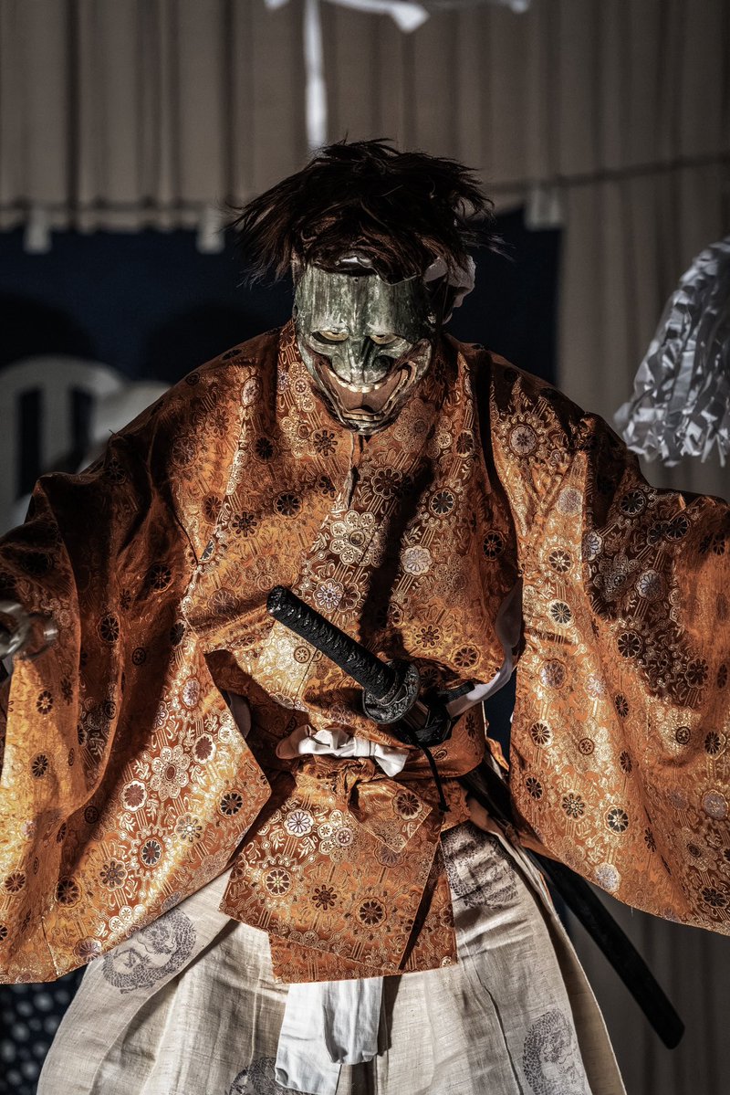 1010kankan's tweet photo. 薬莱神社三輪流神楽の「叢雲」

ご存じ八岐大蛇の退治譚

退治に臨むスサノオが面を変えて結袈裟付けたり、オロチに見立てた注連縄を切ったり、神楽って奥深いなーと思ったりなどした

次は2年後だそう https://t.co/k4FdkEomZy