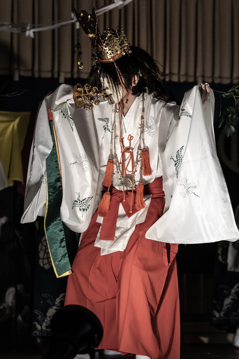 1010kankan's tweet photo. 薬莱神社三輪流神楽の「叢雲」

ご存じ八岐大蛇の退治譚

退治に臨むスサノオが面を変えて結袈裟付けたり、オロチに見立てた注連縄を切ったり、神楽って奥深いなーと思ったりなどした

次は2年後だそう https://t.co/k4FdkEomZy