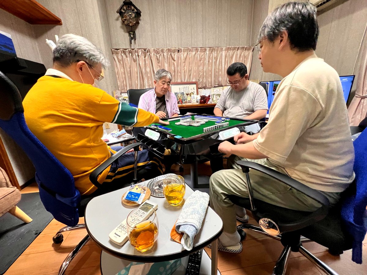 asayan1030's tweet photo. (祝)今日はアッキーコ&amp;よしくん夫妻&amp;川村&amp;有志での「あさやん邸」開催！台風の中我が家はいつもと変わらず平穏な感じな7回戦
皆アルコレ持ち前の秘技炸裂(ダマ無限押しやら無スジ押しw)今日はいいもの見た～川村の清老頭炸裂
反省も妻の手料理は優勝～こんな仲間ってイイネ(^-^)明日も朝から開催じゃ～ https://t.co/J5MLepoymH