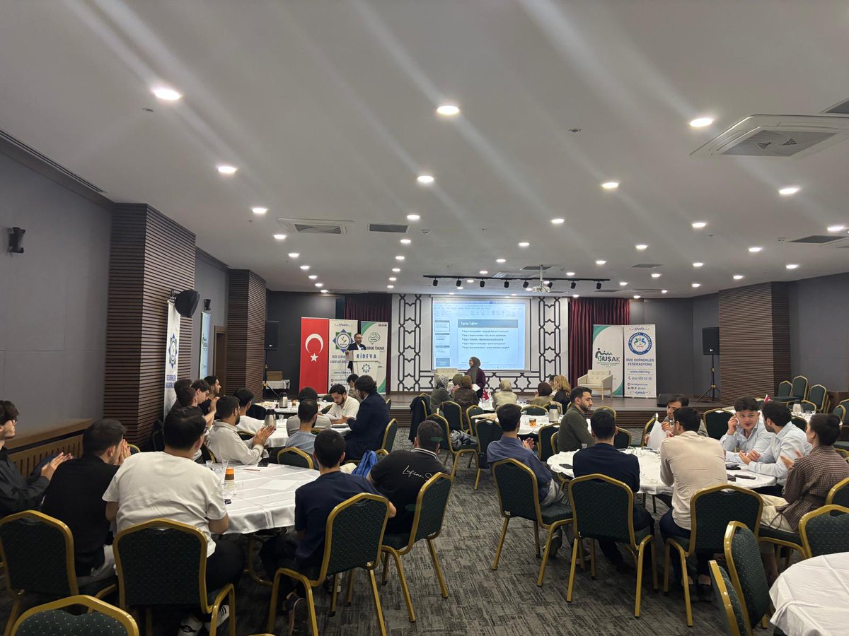 Kusak2026's tweet photo. Doç. Dr. Ozan Selçuk koordinasyonundaki Think Tank atölyesinde gençler sürdürülebilirlik ve sıfır atık odaklı somut politika önerileri geliştirdi. Program sertifika takdimiyle sona erdi.

KUŞAK, Kasım ayında bir başka proje ile etkinliklerinin üçüncüsüne devam edecek. https://t.co/GnXJYagpNG