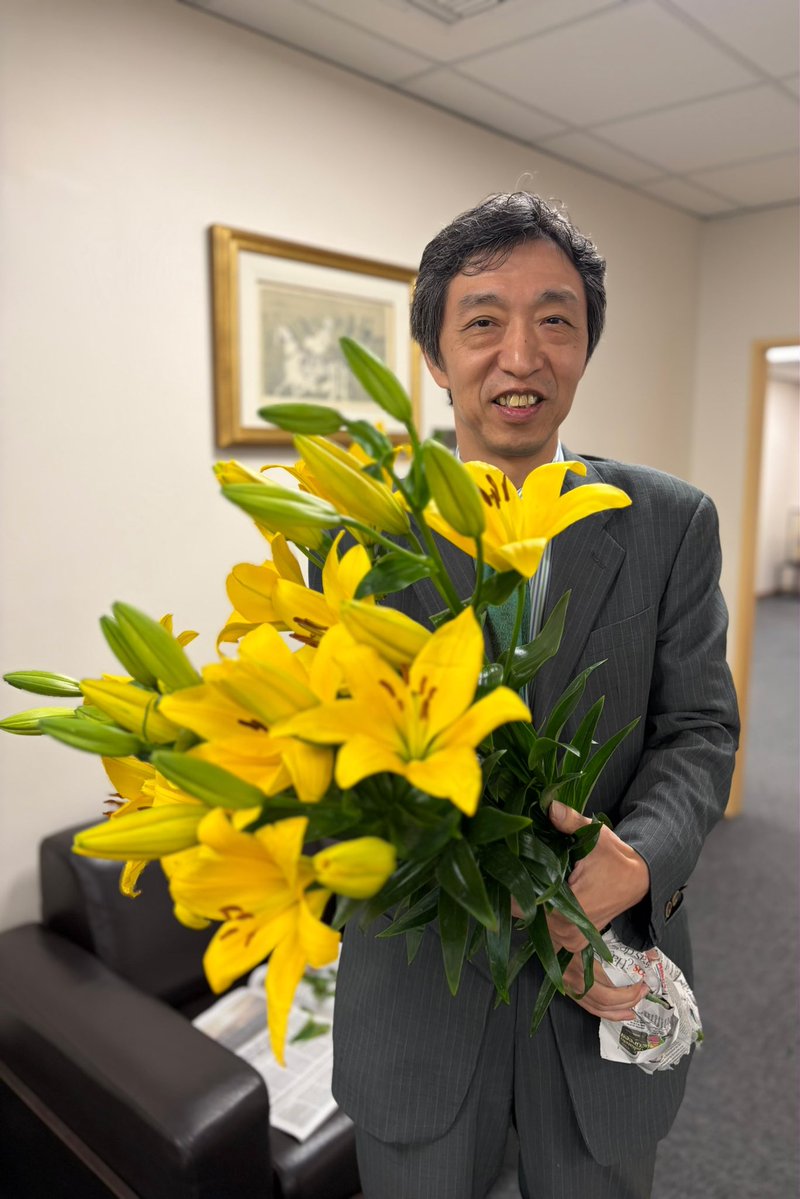 embajadorjpnarg's tweet photo. Me dijeron que para hoy tenía que comprar flores amarillas ¡Feliz comienzo de la primavera! 🌼🌼🌼 https://t.co/qaOY4xKsQs