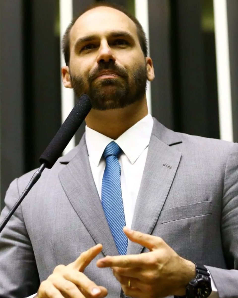HugoGloss's tweet photo. Ministério da Justiça oficializa a demissão do ex-deputado Eduardo Bolsonaro do cargo de escrivão da Polícia Federal. A decisão, publicada no Diário Oficial da União, aponta infração disciplinar de "abandono de cargo" por faltar ao serviço por mais de 30 dias consecutivos. 

📸: Getty / Marcelo Camargo; Agência Brasil