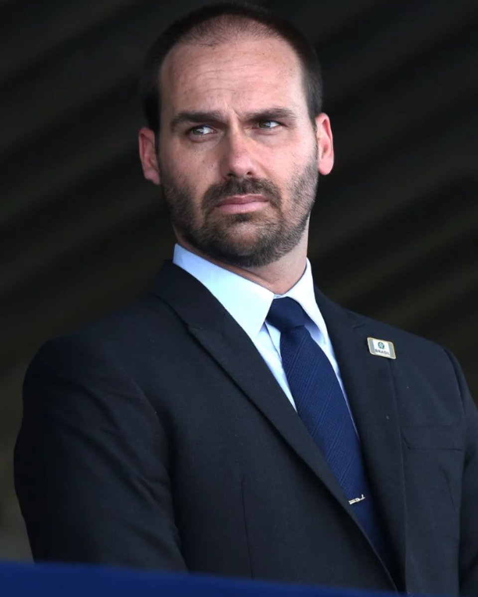 HugoGloss's tweet photo. Ministério da Justiça oficializa a demissão do ex-deputado Eduardo Bolsonaro do cargo de escrivão da Polícia Federal. A decisão, publicada no Diário Oficial da União, aponta infração disciplinar de "abandono de cargo" por faltar ao serviço por mais de 30 dias consecutivos. 

📸: Getty / Marcelo Camargo; Agência Brasil