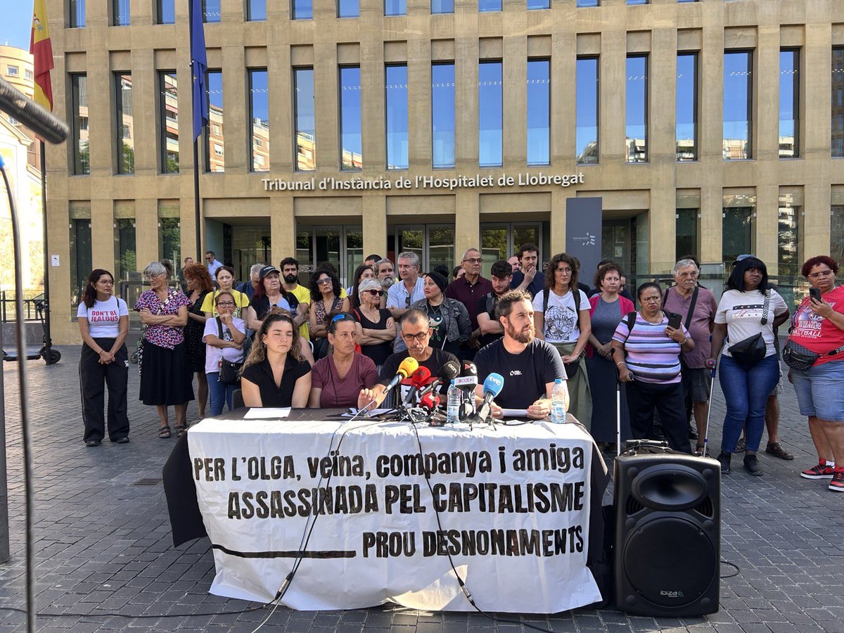 SindicatHabSC's tweet photo. 🔵 Una companya del Sindicat se suïcida després d'haver patit un desnonament.

El fons voltor Promontoria Coliseum va expulsar l’Olga del pis on havia viscut feia més de vint anys, pagant hipoteca i després un lloguer social.

El negoci de l’habitatge mata. https://t.co/WiNABdmPDM