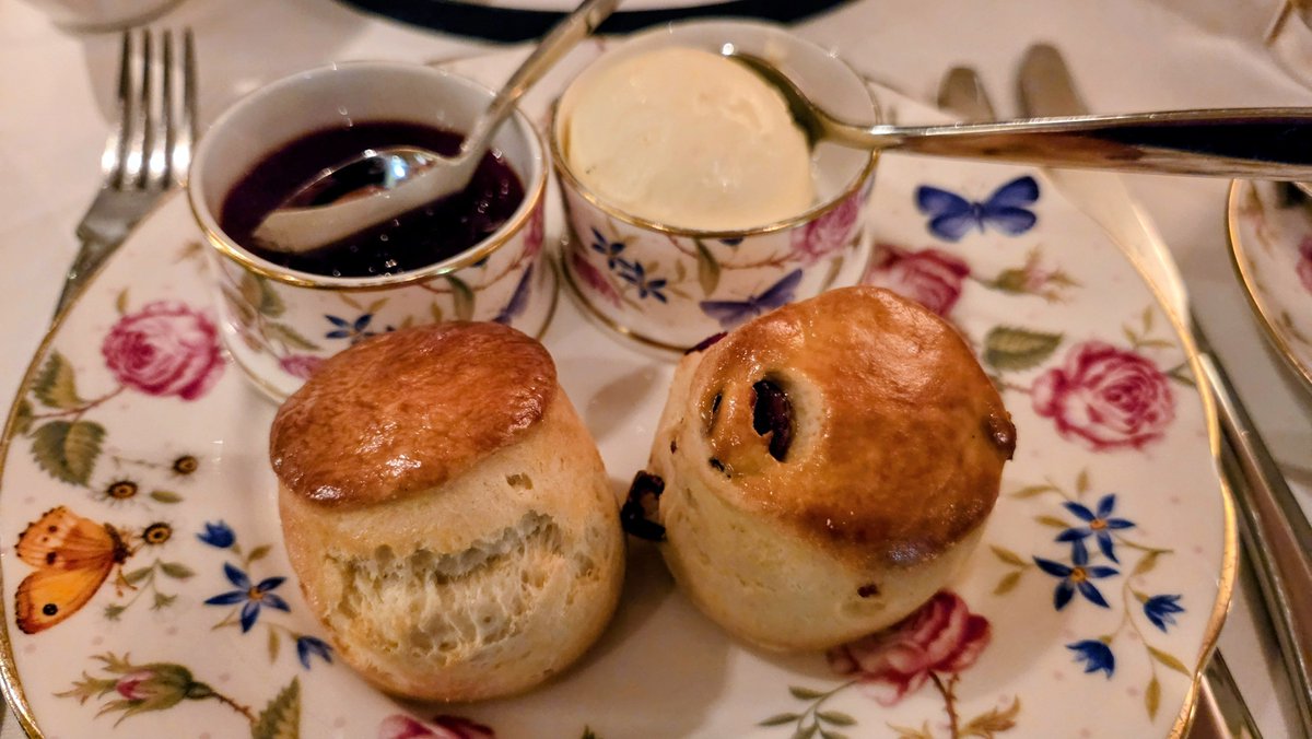 AyaRowe's tweet photo. 「イギリスは料理がまずい」なんて言われているけれど、スコーンにおいてはイギリスの右に出るものはいないと思う。焼きたてのふんわりしたスコーンに、たっぷりのクロテッドクリームとジャム。レモンカードも良い。これだけは本当にイギリスの圧勝だと思う。 https://t.co/EF9jxP6z5F