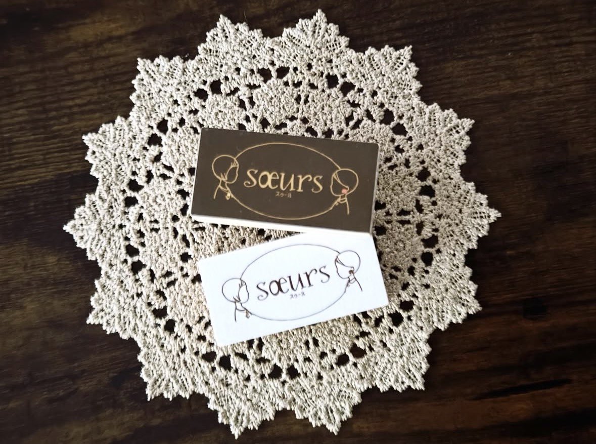 soeurs_y_a's tweet photo. 10月でsoeursは3年目を迎えます！
soeursを気にかけて足を運んでくださる皆様には感謝しかありません✨
3周年の記念品はsoeursのロゴ入り木製マグネットです✨
絵や写真を木に転写した作品を作っておられるツムクム写真家ハブチユウスケさんにお願いして作っていただき、本日届けていただきました！ https://t.co/CIPjplodNn