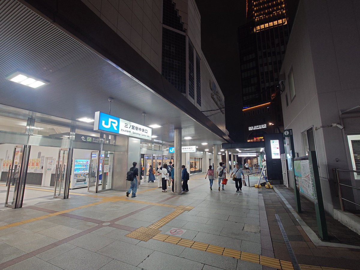 44_moto's tweet photo. 「9月21日 僕は死んだ」火垂るの墓劇中で今日の夜、時刻は分からないが清太が死んだ日

清太が死んだと思われる場所はセブンイレブンになっている

絵コンテでは三ノ宮駅向かって右手に阪急三宮駅が描かれているが、本編では真っ暗な空間ボケになっていて、海側より山側のほうかなと https://t.co/DZy9Fc18W2