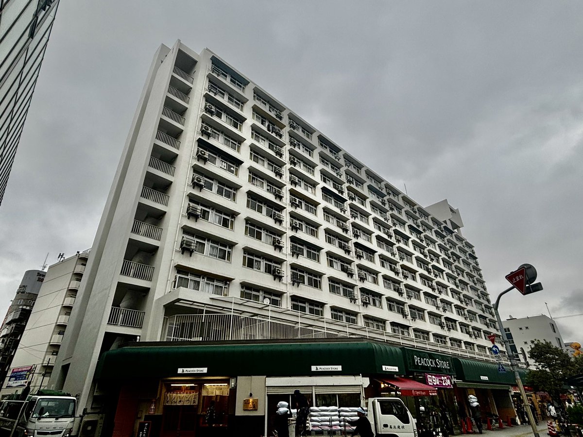tokki_ota's tweet photo. 竹ノ塚駅前の建て替えが決まっている団地。駅前ということで、プライバシーを確保するためサンルームにしたり、駅側じゃない方にバルコニーを設けたりしていました。建て替え後は完全に駅側にバルコニーだ。開放的になるのもいいですが、僕は昔の団地の奥ゆかしさが好きです。#団地 #danchi https://t.co/LUAe9Sto1S