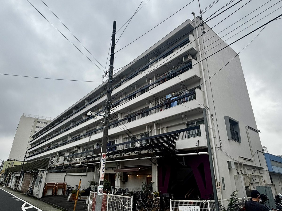 tokki_ota's tweet photo. 竹ノ塚駅前の建て替えが決まっている団地。駅前ということで、プライバシーを確保するためサンルームにしたり、駅側じゃない方にバルコニーを設けたりしていました。建て替え後は完全に駅側にバルコニーだ。開放的になるのもいいですが、僕は昔の団地の奥ゆかしさが好きです。#団地 #danchi https://t.co/LUAe9Sto1S