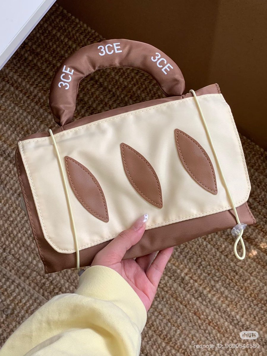 jeffbstore's tweet photo. 〰️Preorder〰️
🍞 3CE Bread Cosmetic Travel Bag 🍞 กระเป๋าเครื่องสำอางทรงขนมปัง ด้านในมี 3 ช่อง ใส่ของได้จุกๆเลยค่า 

✖️Price : 175฿✖️ 

📌จ่ายตอนของมา แต่ห้ามเทน้า
📍รับจำนวนจำกัด
(รอของ6-8week) #jeffbpre

{ สั่งจองได้ที่ฟอร์มใน reply ใต้โพสนะคะ } https://t.co/NfEUpbW36X