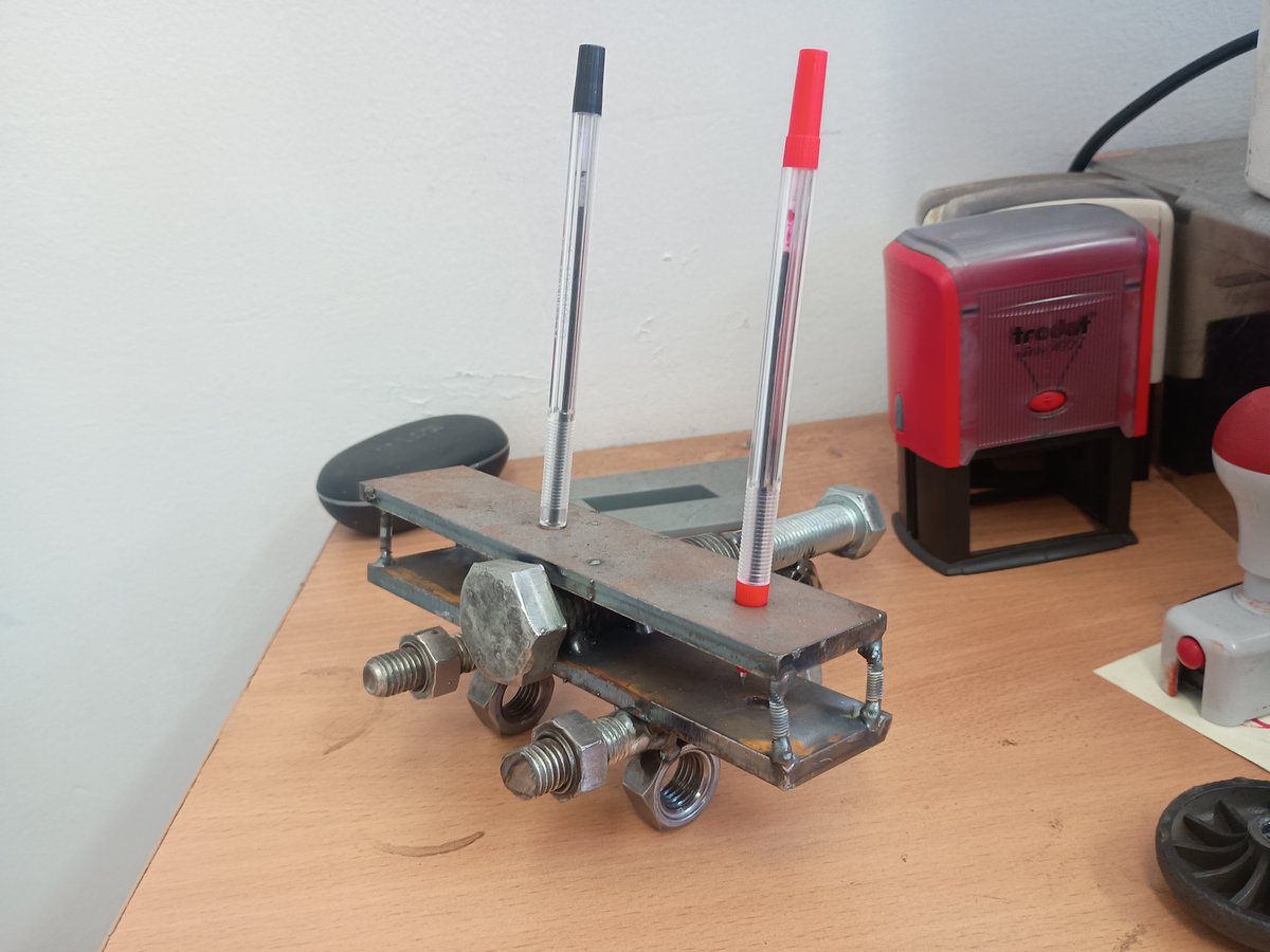 Sage67517539's tweet photo. Made a biplane pen holder out of scrap for my desk
#metalart https://t.co/YKgRO9l7FR