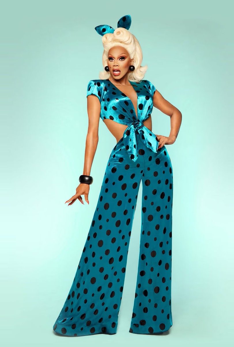 ParisCraveHQ's tweet photo. RuPaul truly be feeling her puss for the international promos https://t.co/ahKIgKaz8g
