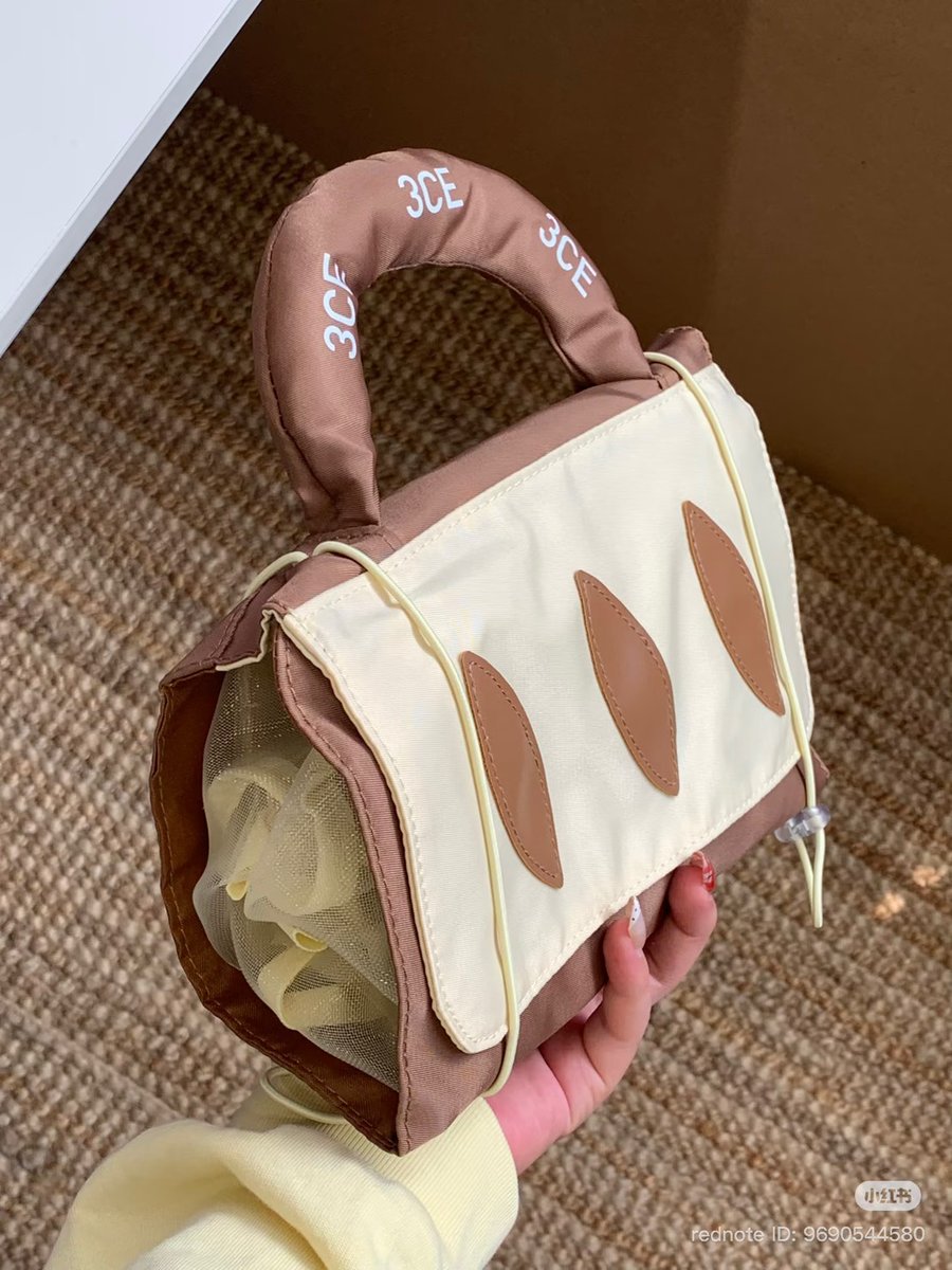 jeffbstore's tweet photo. 〰️Preorder〰️
🍞 3CE Bread Cosmetic Travel Bag 🍞 กระเป๋าเครื่องสำอางทรงขนมปัง ด้านในมี 3 ช่อง ใส่ของได้จุกๆเลยค่า 

✖️Price : 175฿✖️ 

📌จ่ายตอนของมา แต่ห้ามเทน้า
📍รับจำนวนจำกัด
(รอของ6-8week) #jeffbpre

{ สั่งจองได้ที่ฟอร์มใน reply ใต้โพสนะคะ } https://t.co/NfEUpbW36X