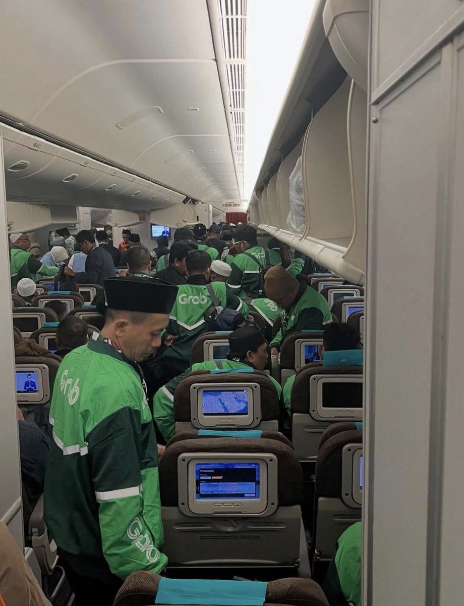 genzcorporation's tweet photo. Another Kantor Green Flag setelah Paragon: 

Grab✨

105 driver ojol Grab dihadiahin naik pesawat bareng-bareng buat Umroh ke Madinah karna menang program penghargaan dan dapat hadiah umrah gratis.

Yang bikin gue kepikiran justru bukan soal “umrahnya gratis”.

Tapi gimana perusahaan bisa mengapresiasi kinerja karyawannya menjadi sesuatu yang akhirnya punya makna personal buat orang di baliknya.

Bangga, Grab lo keren, dream company sih