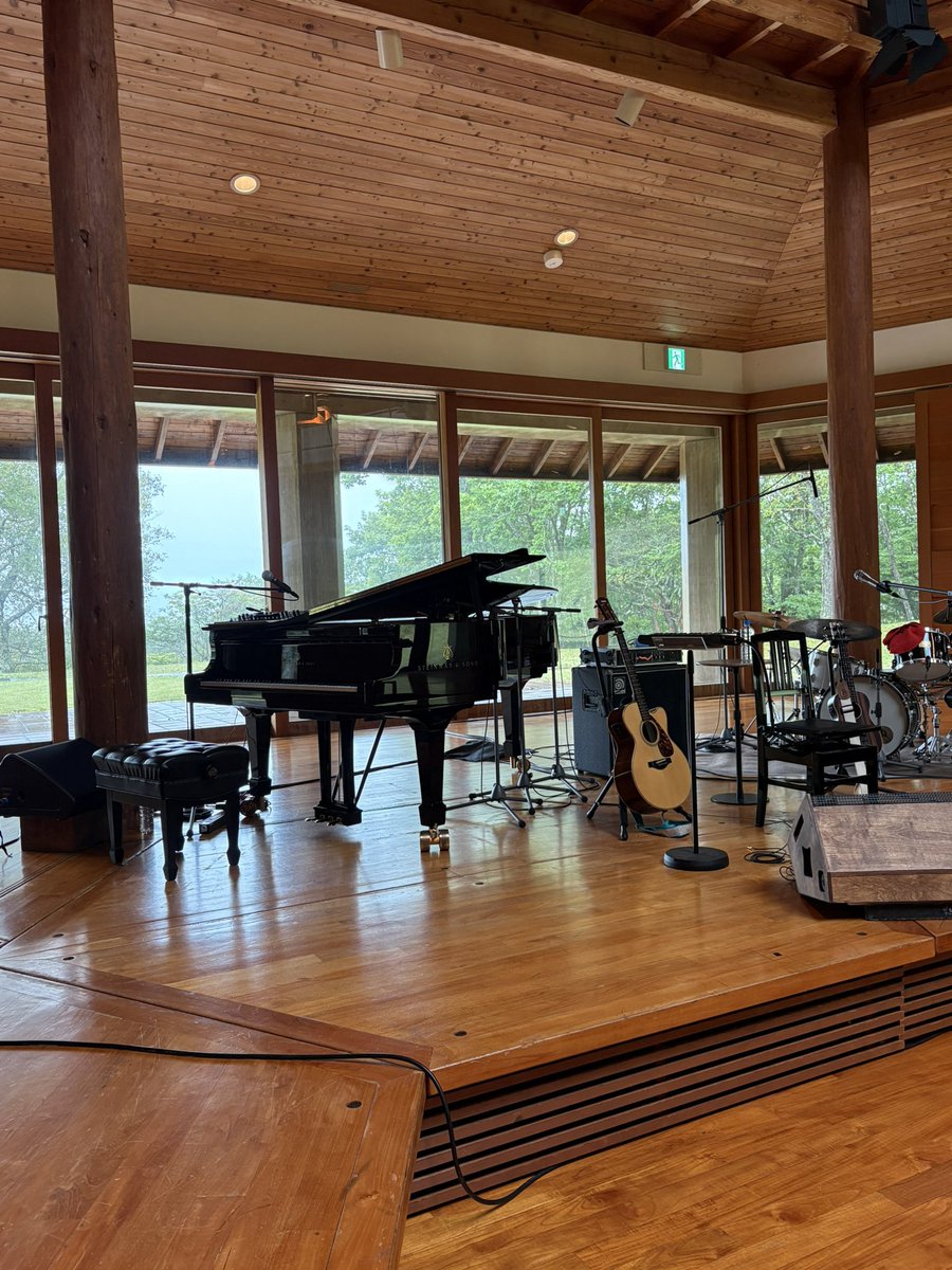 Gayaapii's tweet photo. 八ヶ岳高原音楽堂
大橋トリオ YATSUGATAKE Live
これまでの大橋トリオのライブの中でも最高のライブだった。外の雨と風に揺れる木々、光を湛えている空が大橋トリオの歌声と一体になり上から降り注ぐ。ここはどこだろうと何回も思う。大橋トリオは妖精だね。ここは妖精がやわらかく舞い飛べる場所。 https://t.co/E5O3AnQt6Q
