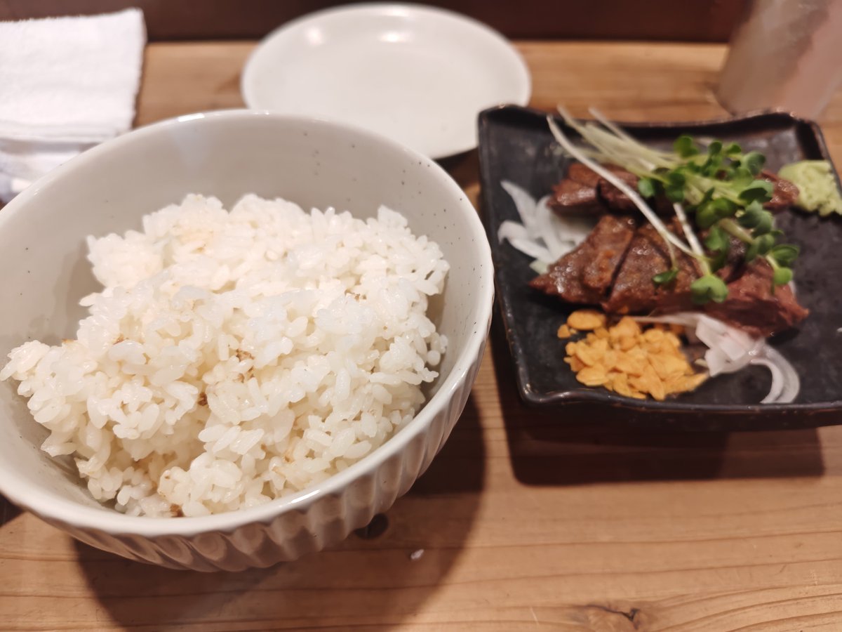 pokeKyan's tweet photo. 馬肉ステーキ美味しい。脂身が少ないから筋トレしてから食べたい感じの味だった。馬肉のソーセージも最高 https://t.co/KY5dPS4Q0t