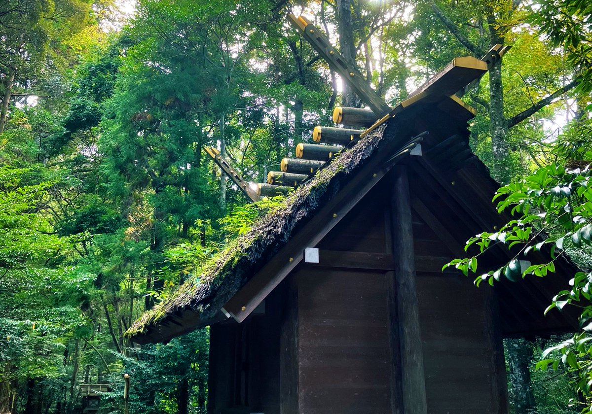 kirie_folklore's tweet photo. 西行は伊勢参宮の折に
「何事のおはしますかは知らねども
かたじけなさに涙こぼるる」
と詠んだと伝えられるが、彼は間違いなく文化的エリートであった
神宮の祭神の名を知らないはずがない

それにもかかわらず、そこに「おはします」何者かの前に身を晒し、知的理解以前の、
↓続 https://t.co/PSRizFazGV