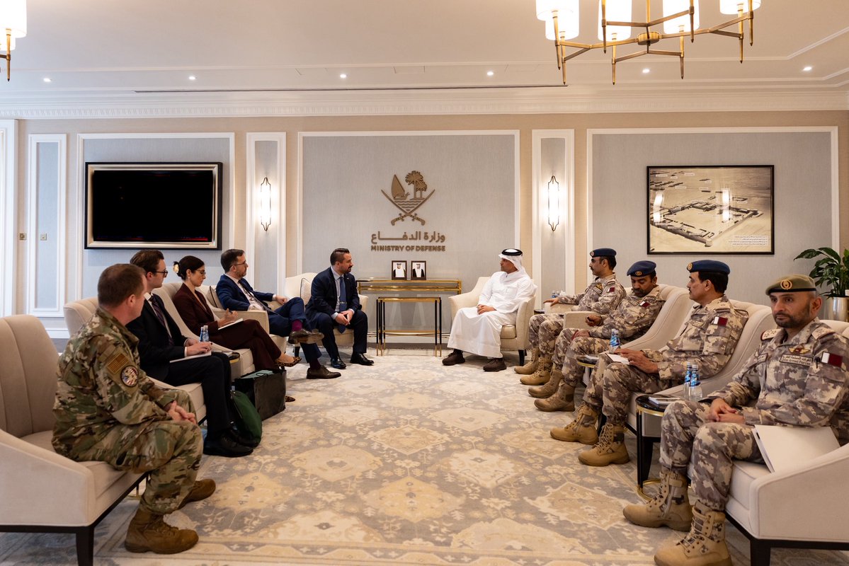 MOD_Qatar's tweet photo. نائب رئيس مجلس الوزراء ووزير الدولة لشؤون الدفاع يلتقي مساعد وزير الحرب الأمريكي لشؤون الشرق الأدنى وآسيا الوسطى

التقى سعادة الشيخ سعود بن عبدالرحمن بن حسن آل ثاني نائب رئيس مجلس الوزراء ووزير الدولة لشؤون الدفاع، سعادة السيد مايكل ديمينو الرابع مساعد وزير الحرب الأمريكي لشؤون الشرق الأدنى وآسيا الوسطى، وذلك خلال زيارته لدولة قطر. 

جرى خلال اللقاء مناقشة المواضيع ذات الاهتمام المشترك بين الجانبين، وسبل تعزيزها وتطويرها.

حضر اللقاء سعادة الفريق الركن (طيار) جاسم بن محمد المناعي رئيس أركان القوات المسلحة القطرية، وعدد من كبار القادة الضباط من الجانبين.