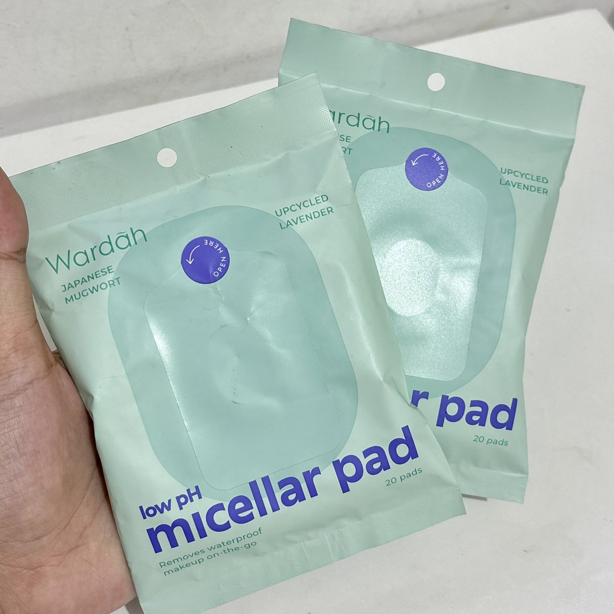 beautiaf's tweet photo. JUJUR BANGET cleansing padnya wardah ini bantu buat hijabers kalo kemana-mana sebelum wudhu selalu hapus makeup.😭✨

bentuknya persis kaya tissue basah &amp; bisa hempas semua makeup sampai yg waterproof.🥹👏🏻 https://t.co/bzhZpsxtOI