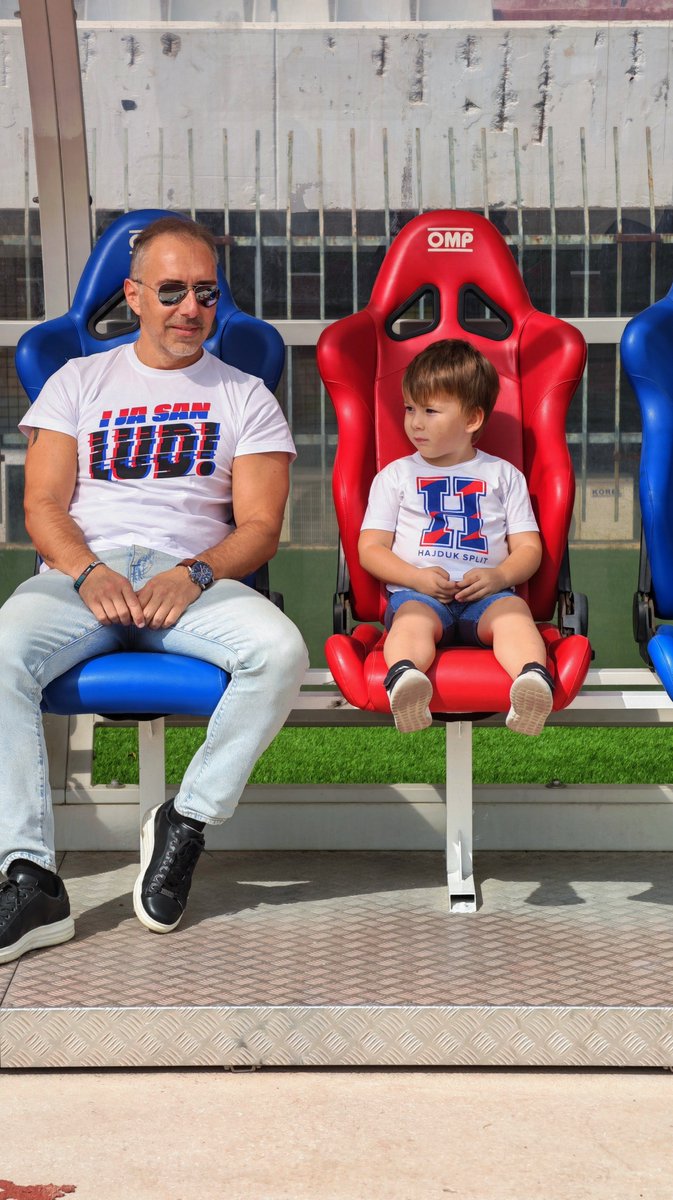 cro_dreaming's tweet photo. Ivan prvi put na Poljudu 🩷💙
#hajduk #torcida #poljud #split https://t.co/64knokGoui