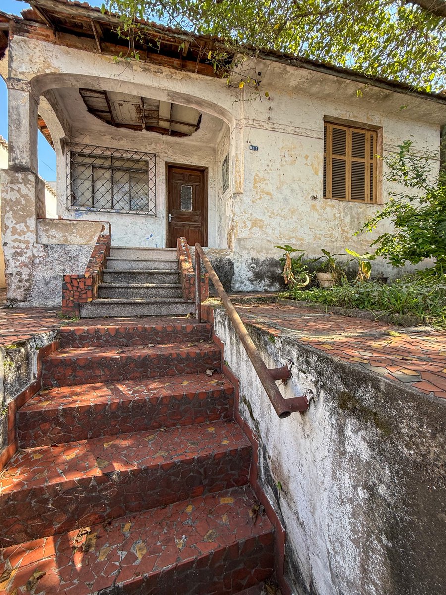 SaoPauloAntiga's tweet photo. Passando esta semana por Santo André, me deparei com essa casa antiga que bem que merecia uma reforma ou restauração.

📍Rua Vitória Régia - Bairro Campestre https://t.co/MvrtO6XRAh