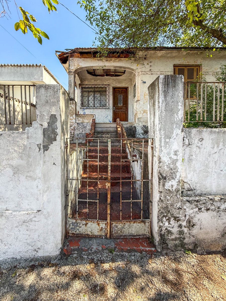 SaoPauloAntiga's tweet photo. Passando esta semana por Santo André, me deparei com essa casa antiga que bem que merecia uma reforma ou restauração.

📍Rua Vitória Régia - Bairro Campestre https://t.co/MvrtO6XRAh