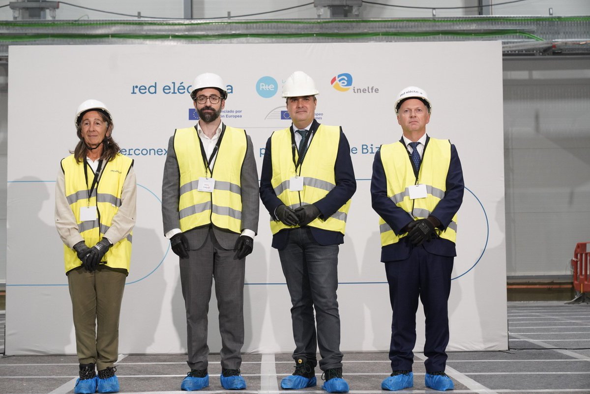 RedElectricaREE's tweet photo. 💪 Avanzamos en una infraestructura clave para el futuro energético de Europa.

El secretario de Estado de Energía, @j_groizard y nuestro consejero delegado, Roberto García Merino; junto al consejero de @industriaEUS, @Mikel_Jauregi_  y la @DelGobPaisVasco, @MGarmendia_B, han visitado las obras de la interconexión eléctrica con Francia por el Golfo de Bizkaia. Un proyecto que ya alcanza el 70% de su ejecución para reforzar la integración de los sistemas eléctricos europeos y contribuir a una transición energética más robusta y eficiente. 🇪🇸🇫🇷🇪🇺

Este proyecto cuenta con la colaboración de @cinea_eu y @EIB.
https://t.co/150kd3nID7