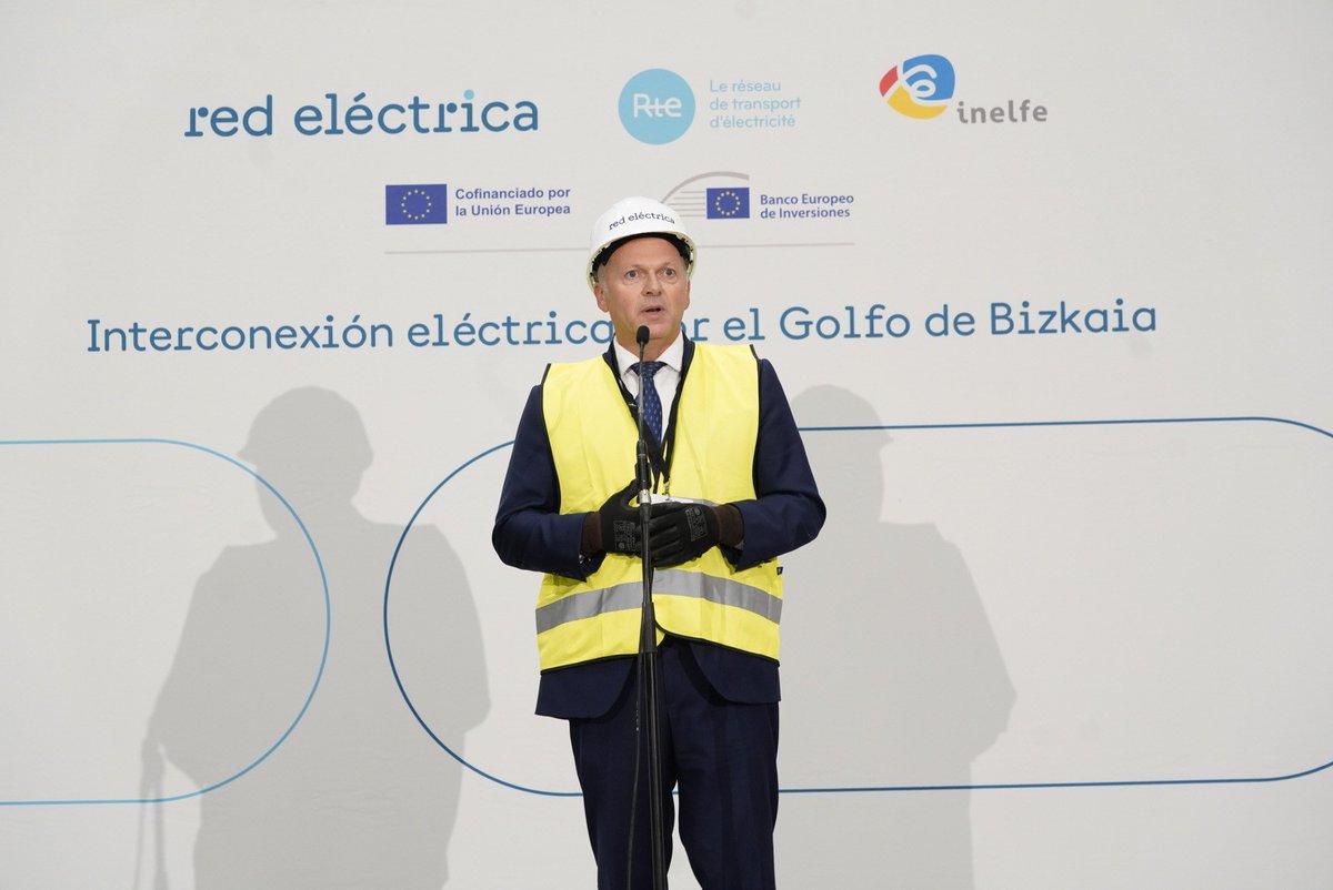 RedElectricaREE's tweet photo. 💪 Avanzamos en una infraestructura clave para el futuro energético de Europa.

El secretario de Estado de Energía, @j_groizard y nuestro consejero delegado, Roberto García Merino; junto al consejero de @industriaEUS, @Mikel_Jauregi_  y la @DelGobPaisVasco, @MGarmendia_B, han visitado las obras de la interconexión eléctrica con Francia por el Golfo de Bizkaia. Un proyecto que ya alcanza el 70% de su ejecución para reforzar la integración de los sistemas eléctricos europeos y contribuir a una transición energética más robusta y eficiente. 🇪🇸🇫🇷🇪🇺

Este proyecto cuenta con la colaboración de @cinea_eu y @EIB.
https://t.co/150kd3nID7