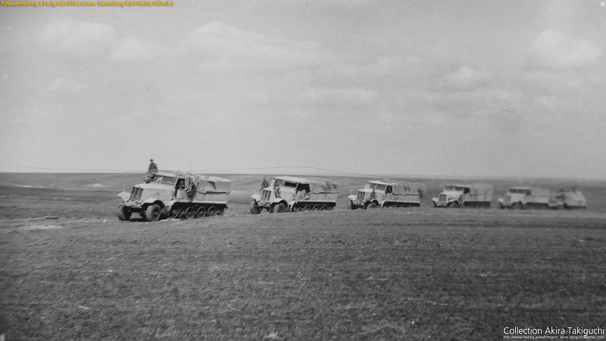 atakiguchi's tweet photo. 虎や「象」を牽引するのは大変。第653重戦車猟兵大隊所属のフェルディナントが損傷し、5台の18トンハーフトラックのお世話になっている。これだけ開けた土地、敵機に見つかったら虎の子のSd.Kfz.9も複数損失になってしまいそう。くわばらくわばら。
https://t.co/HxJMvFKSdn https://t.co/AsLSEM0vAl