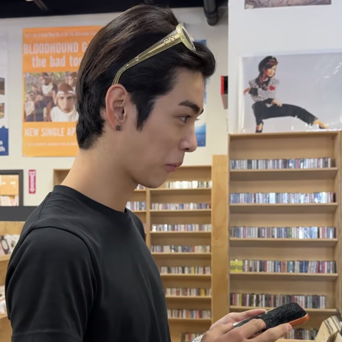 doubleuindchat's tweet photo. damn that phone 😭💔 https://t.co/liHjP0mAYX