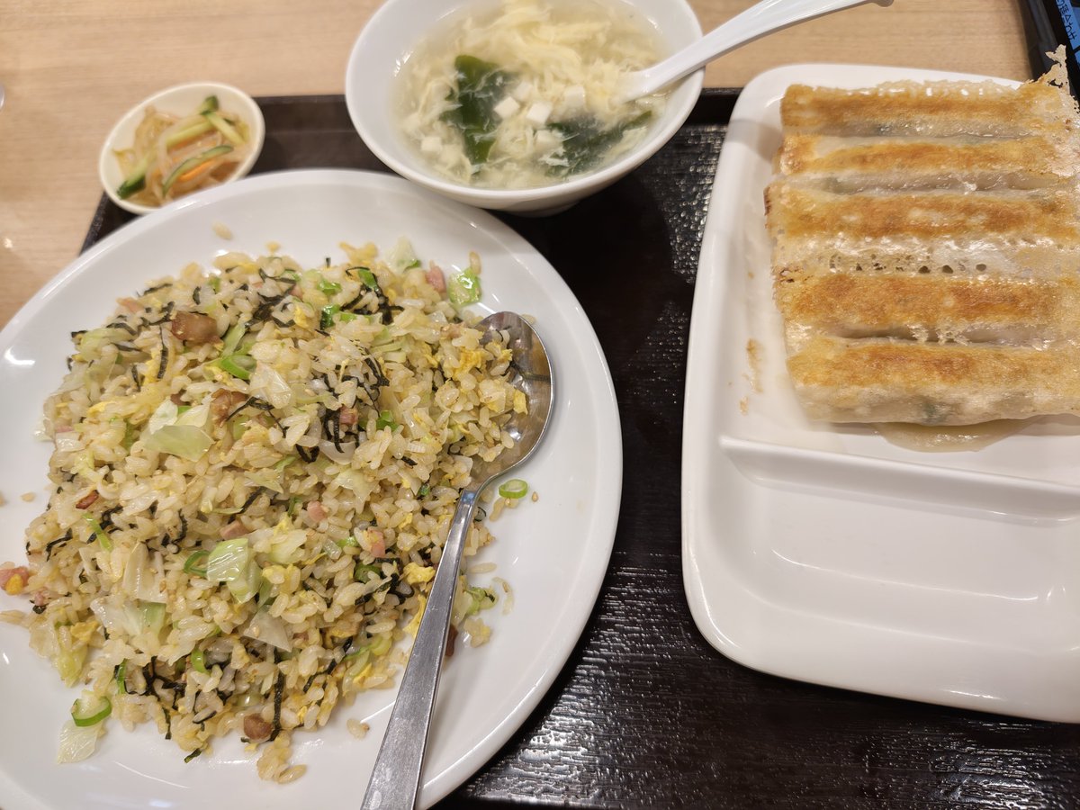 ducksdakko's tweet photo. 浜松と言えば餃子（私は宇都宮のイメージが強いですが）、ということ浜松駅周辺をうろうろ👀して入りました。
明太しそ餃子と海苔チャーハンなる初めてづくしの組み合わせを完食。
海苔チャーハンって海苔の匂いが絶妙にマッチしてておいしかった。
しそ明太餃子は胡椒で食べたらサイコーでした。 https://t.co/5Xn2c65eOH