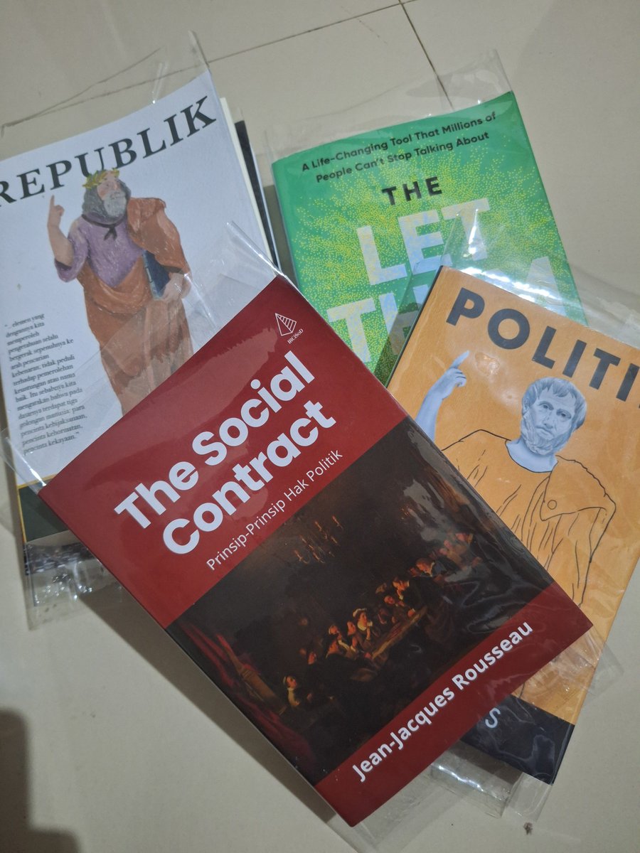 Axelunfiltered's tweet photo. Aktivitas yg menyenangkan setelah beli buku ya nyampul buku sendiri😍 mereka jd cakep glowing kyk kamu😋🤏 https://t.co/AgkNivscye
