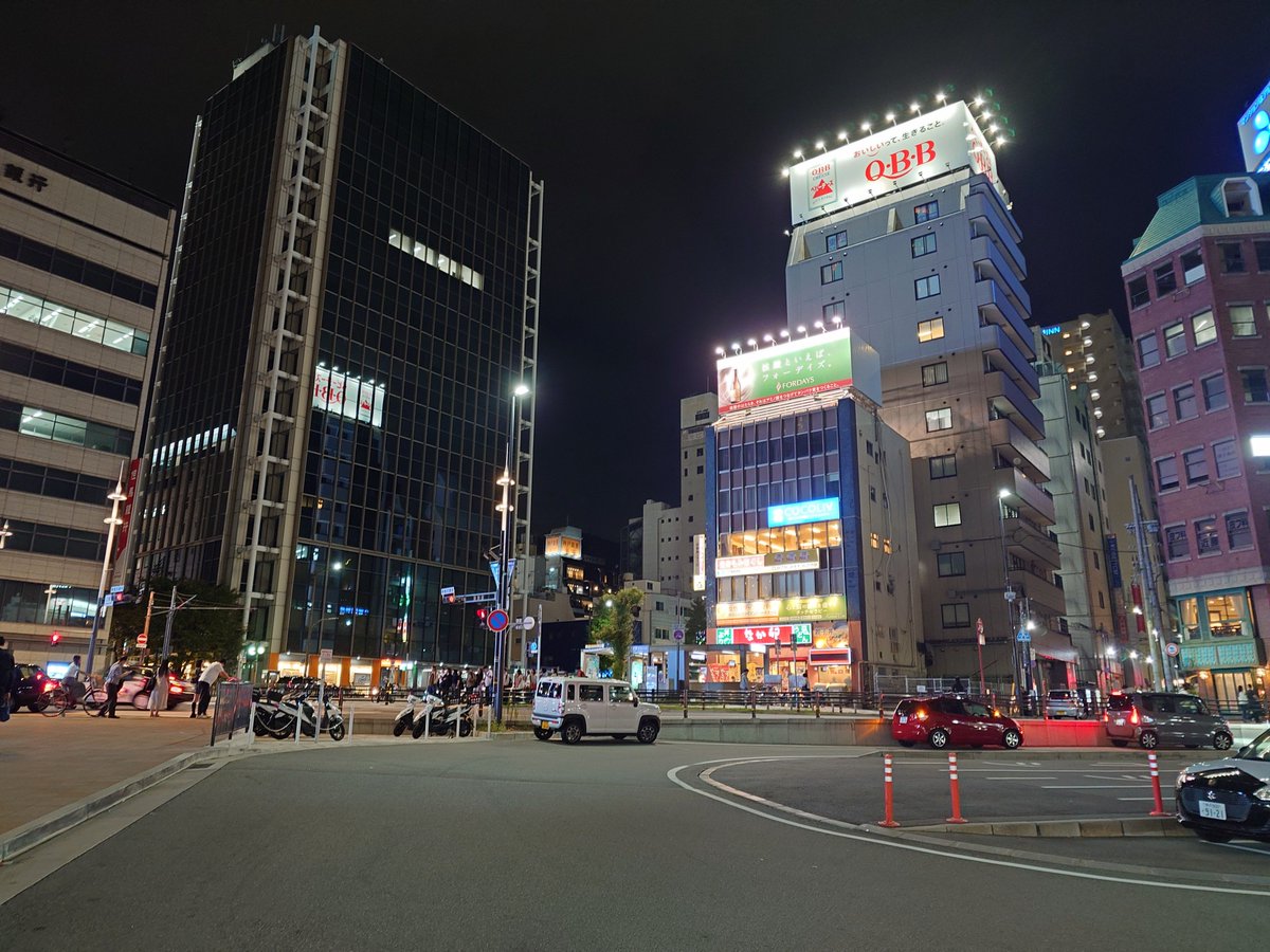 44_moto's tweet photo. 「9月21日 僕は死んだ」火垂るの墓劇中で今日の夜、時刻は分からないが清太が死んだ日

清太が死んだと思われる場所はセブンイレブンになっている

絵コンテでは三ノ宮駅向かって右手に阪急三宮駅が描かれているが、本編では真っ暗な空間ボケになっていて、海側より山側のほうかなと https://t.co/DZy9Fc18W2