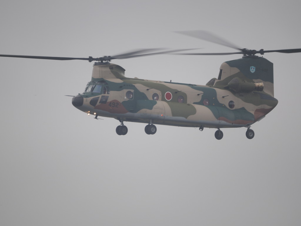 Tetsu_Lanta's tweet photo. 三沢基地航空祭。
CH-47の飛行展示。
（ぼやけた写真なのではなく、雨です）
#三沢基地航空祭
#CH47 https://t.co/eAGL1Z3gFj