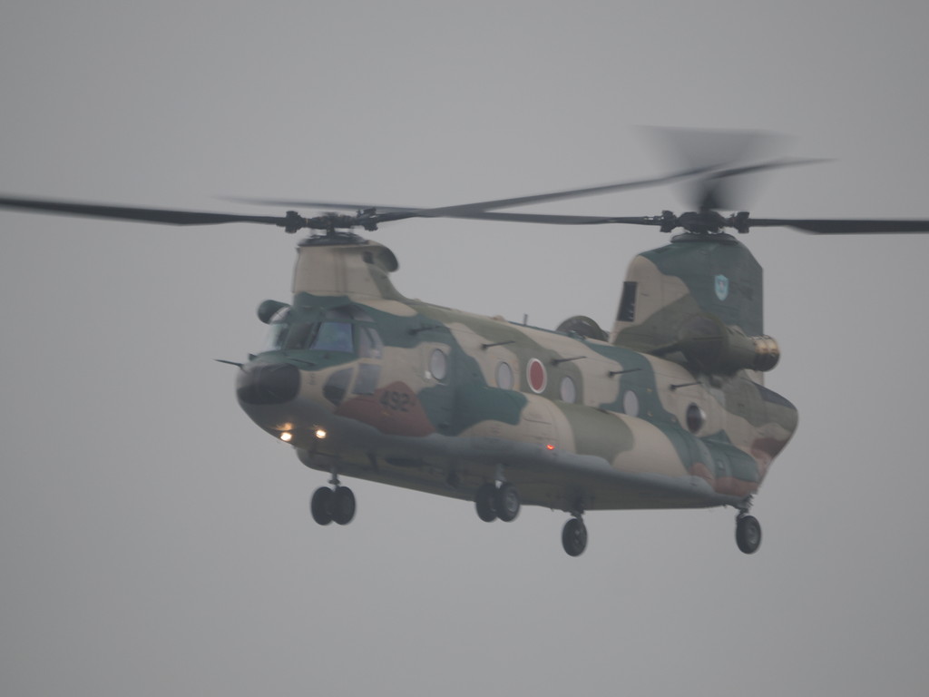 Tetsu_Lanta's tweet photo. 三沢基地航空祭。
CH-47の飛行展示。
（ぼやけた写真なのではなく、雨です）
#三沢基地航空祭
#CH47 https://t.co/eAGL1Z3gFj