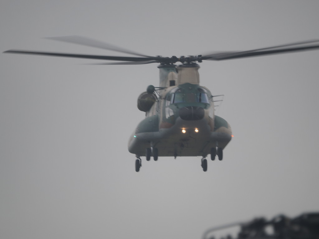 Tetsu_Lanta's tweet photo. 三沢基地航空祭。
CH-47の飛行展示。
（ぼやけた写真なのではなく、雨です）
#三沢基地航空祭
#CH47 https://t.co/eAGL1Z3gFj