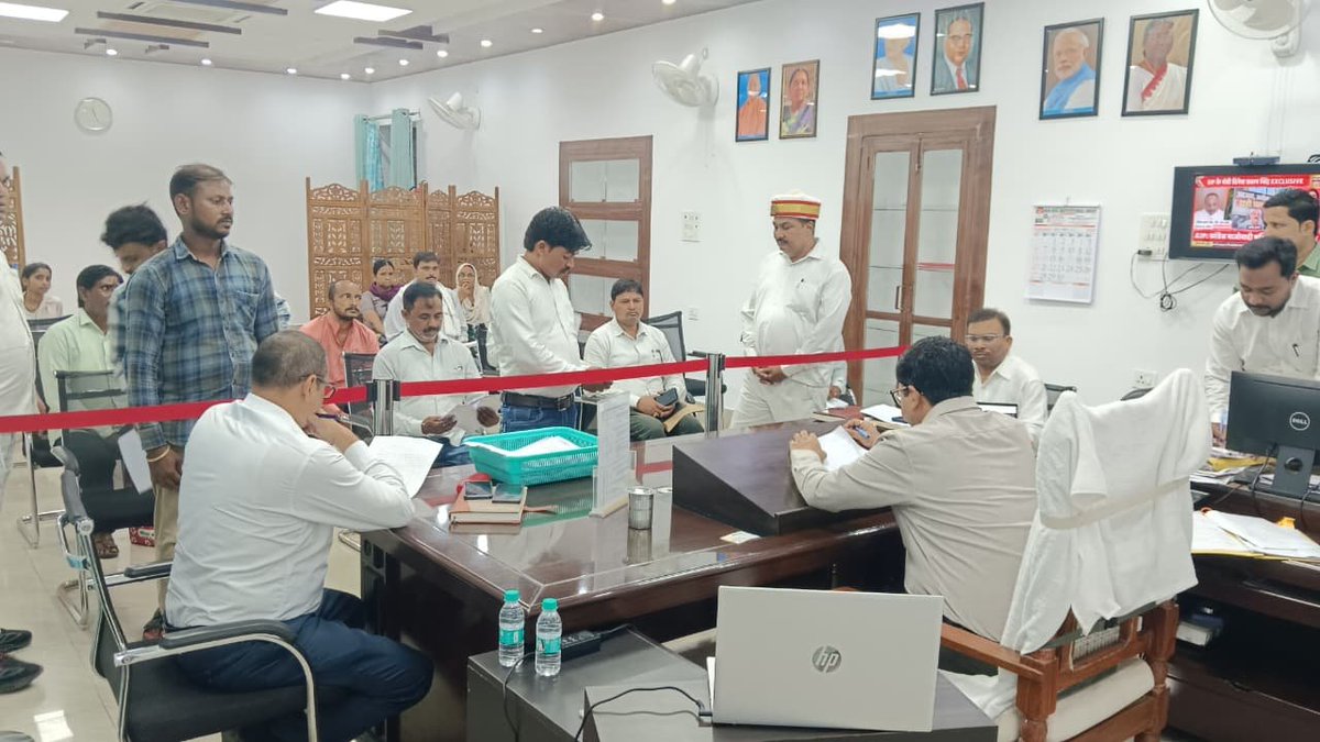 dmunnao's tweet photo. कलेक्ट्रेट कार्यालय में जनता दर्शन में जनपद के विभिन्न क्षेत्रों से आने वाले फरियादियों की शिकायतों को सुना और सम्बन्धित अधिका���ी को फोन कर प्रकरणों की जांच कर समय बद्ध और गुणवत्ता पूर्ण निस्तारण किये जाने के निर्देश सम्बन्धित अधिकारी को दिए। @UPGovt @Manojkmr_singh @InfoDeptUP https://t.co/1ulVs0jWTE