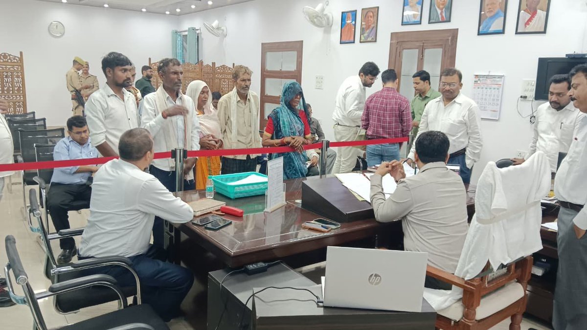dmunnao's tweet photo. कलेक्ट्रेट कार्यालय में जनता दर्शन में जनपद के विभिन्न क्षेत्रों से आने वाले फरियादियों की शिकायतों को सुना और सम्बन्धित अधिका���ी को फोन कर प्रकरणों की जांच कर समय बद्ध और गुणवत्ता पूर्ण निस्तारण किये जाने के निर्देश सम्बन्धित अधिकारी को दिए। @UPGovt @Manojkmr_singh @InfoDeptUP https://t.co/1ulVs0jWTE