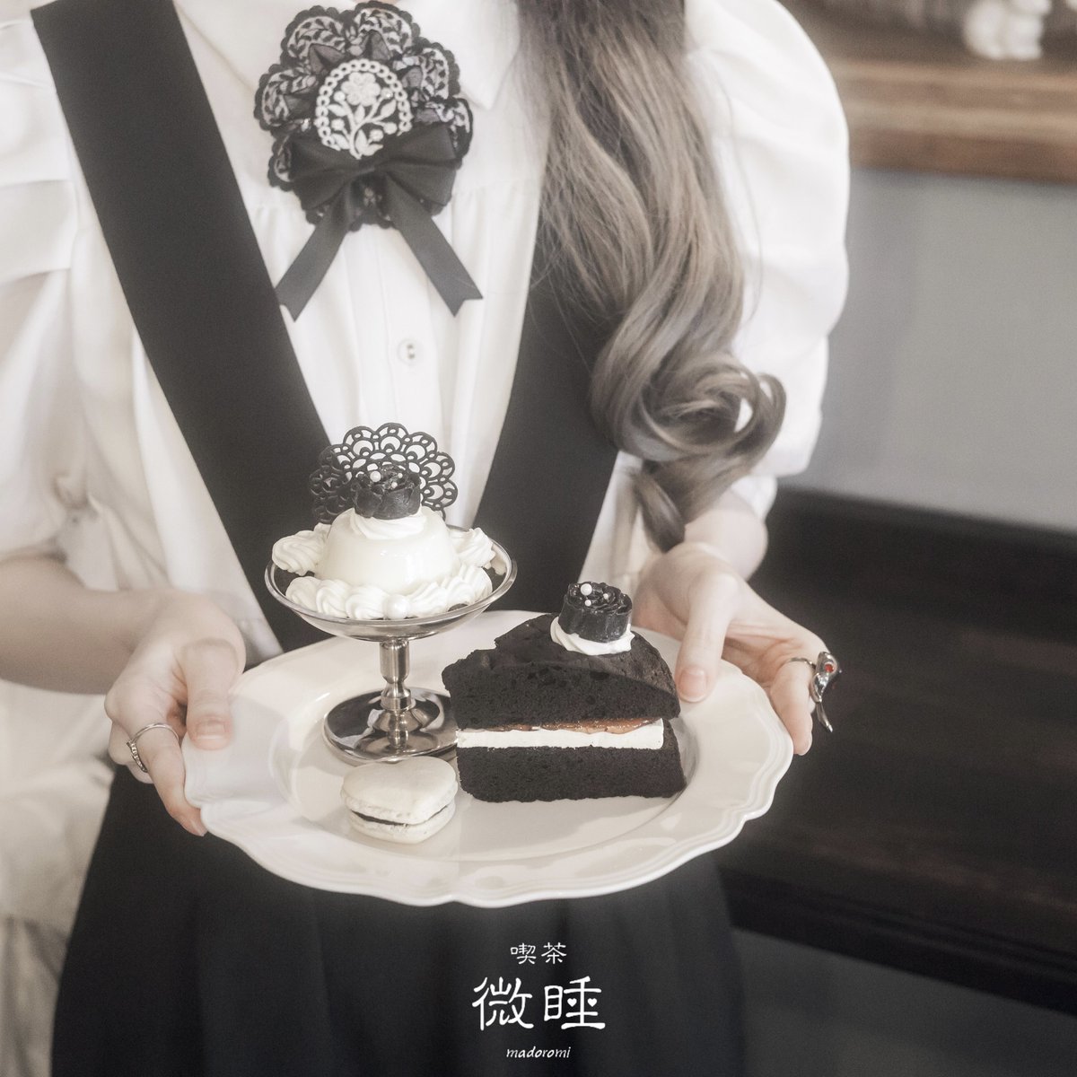kissa_madoromi's tweet photo. ❝  白と黒薔薇のお茶会🤍🖤🕰️  ❞
𝑻𝒉𝒆 𝑾𝒉𝒊𝒕𝒆 & 𝑩𝒍𝒂𝒄𝒌 𝑹𝒐𝒔𝒆 𝑻𝒆𝒂 𝑷𝒂𝒓𝒕𝒚 ⋆ .ﾟ
ㅤ
“  黒薔薇のヴィクトリアケーキ  “
ブラックココア生地に、濃厚なバタークリームと甘酸っぱい苺ジャムを重ねた、黒薔薇仕立てのクラシカルなヴィクトリアケーキと。
ㅤ
🔗 ご予約でお席をご用意しております☕️
https://t.co/eF91cluKfL