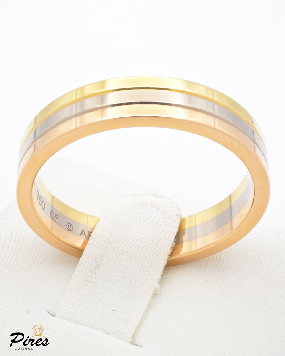PiresLeiloes's tweet photo. ✨ Destaque do 1º dia de pregão.

Lote 012 — CARTIER
Aliança Trinity em Ouro Amarelo, Branco e Rosa 18K, com 4,6 mm de largura. 💎
Um design icônico que une três tons de ouro em perfeita harmonia.

🗓️ Hoje, 21/09 | 19h
Lotes 001 ao 160

#Cartier #Trinity #Joias #Leilão #PiresLeilões