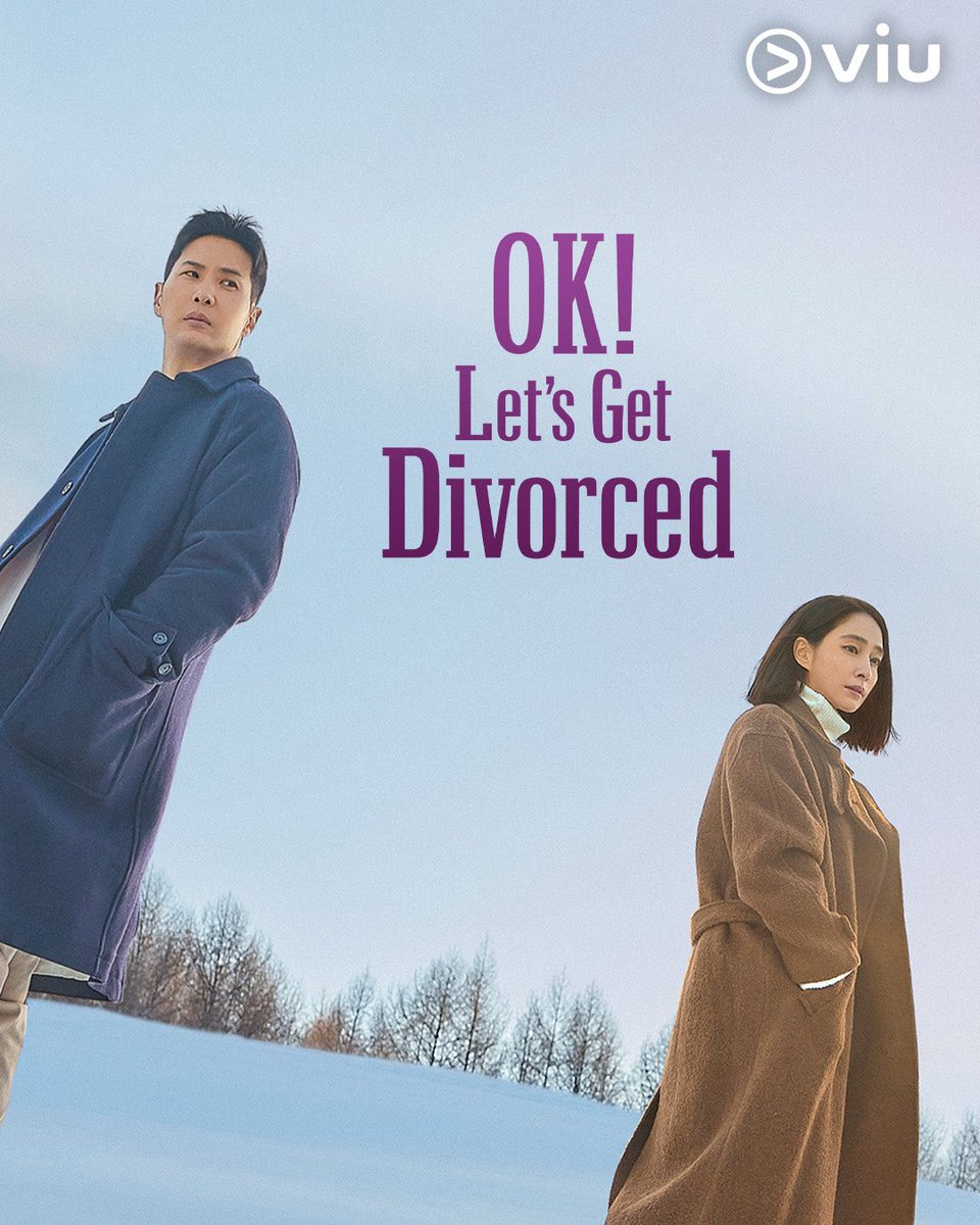 PlanetReviewDE's tweet photo. #OKLetsGetDivorced S1E5
Review ⭐️⭐️⭐️⭐️
In Episode 5 von 'OK! Let’s Get Divorced' wird der Scheidungskampf zwischen Mi-young und Won-ho zunehmend emotional. Obwohl beide weiterhin behaupten, getrennte Wege gehen zu wollen, fällt es ihnen offensichtlich schwer, den anderen wirklich loszulassen. Besonders ihre Eifersucht zeigt uns immer wieder, dass unter all der Wut noch Gefühle vorhanden sind. Calvin bleibt dabei ein wunder Punkt für Won-ho. Seine Nähe zu Mi-young lässt ihn erkennen, dass eine Scheidung auch bedeutet, dass seine Frau irgendwann mit einem anderen Mann glücklich werden könnte. Gleichzeitig sorgt Hee-joo dafür, dass auch Mi-young mit ähnlichen Gefühlen konfrontiert wird. Dadurch verschieben sich die Fronten langsam: Es geht nicht mehr nur darum, wer bei der Scheidung Recht bekommt, sondern darum, was beide tatsächlich noch füreinander empfinden. Besonders wichtig ist erneut die Vergangenheit des Ehepaares. Wir bekommen weitere Hinweise darauf, wie stark die beiden durch ihren gemeinsamen Verlust geprägt wurden. Ihre Trauer hat sie nicht zusammengeschweißt, sondern immer weiter voneinander entfernt. Viele ihrer heutigen Konflikte wirken dadurch wie das Ergebnis von Gefühlen, über die sie viel zu lange geschwiegen haben. Für uns gehört Episode 5 deshalb vor allem den leisen emotionalen Momenten. Mi-young und Won-ho können sich gegenseitig unglaublich verletzen, doch gleichzeitig spüren wir immer deutlicher, dass ihre Beziehung noch nicht wirklich beendet ist. Die große Frage bleibt, ob sie ihre Vergangenheit endlich gemeinsam aufarbeiten können oder ob dafür bereits zu viel zwischen ihnen zerbrochen ist.