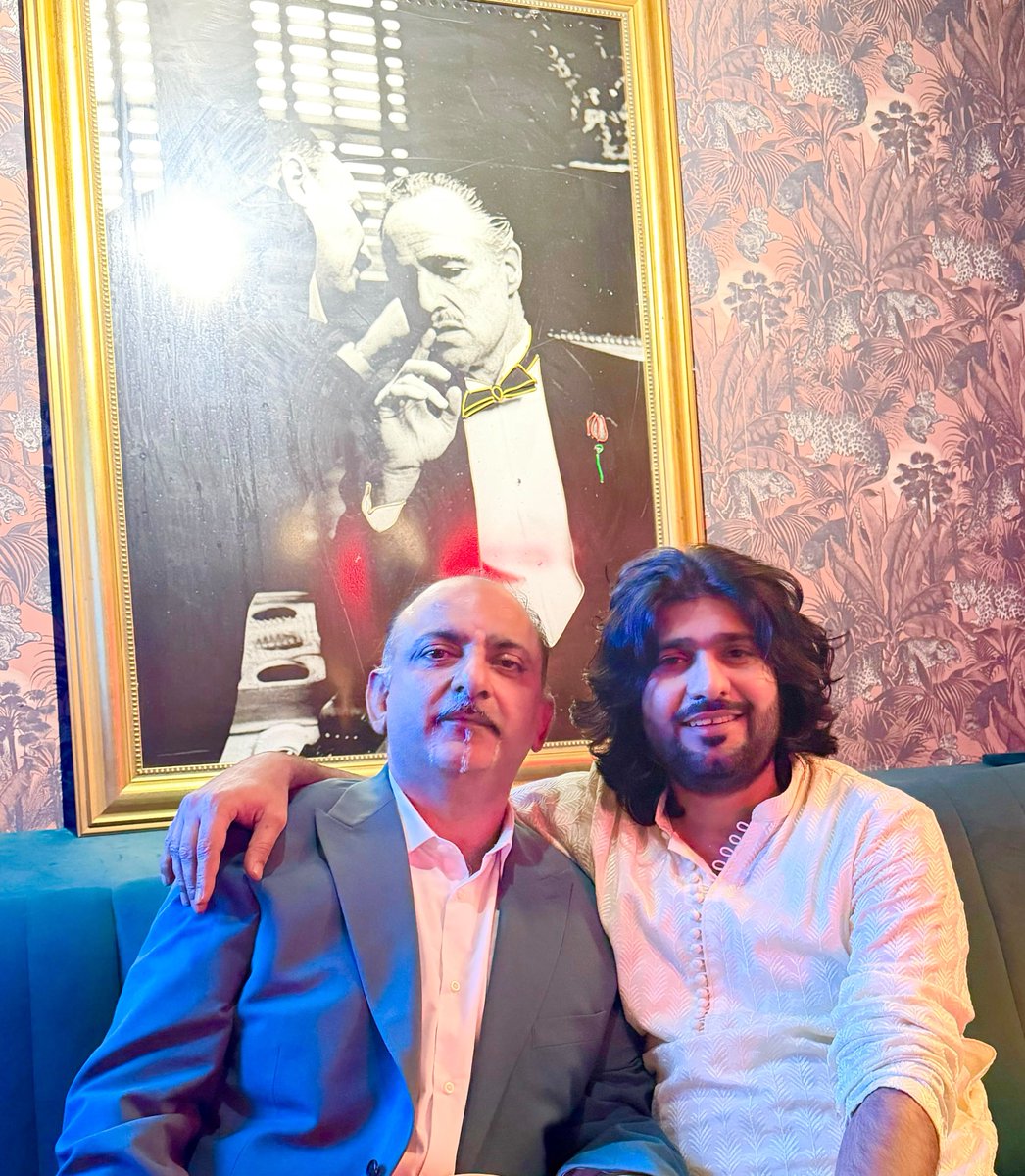 MRATTAHAQ's tweet photo. After completing a hugely successful UK tour, it’s finally time to relax and enjoy some quality time with my amazing friend, Zeeshan Rokhri, one of Pakistan’s most popular and celebrated folk singers.

#zeeshanrokhri #attahaq #samaraeventsuk #uktour #london https://t.co/dcEK3k7ac1
