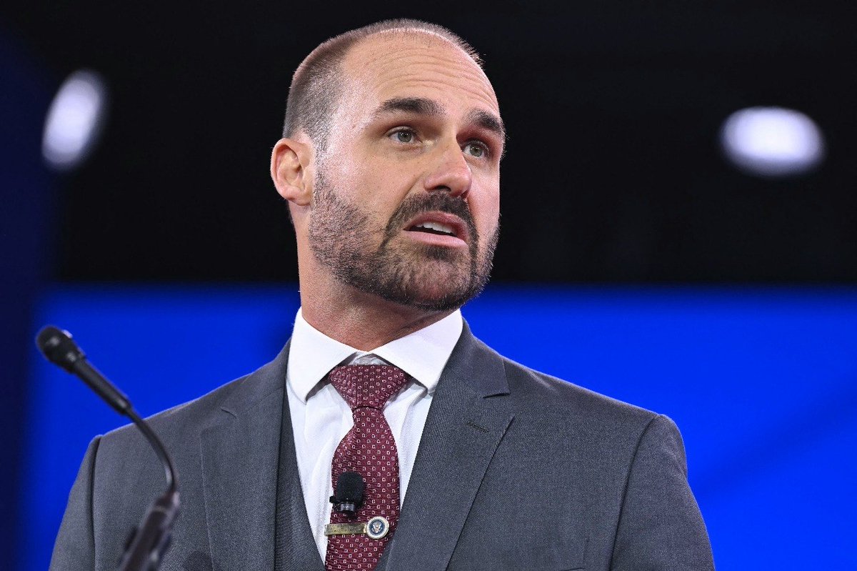 MidiaNINJA's tweet photo. TÁ FORA!

O Ministério da Justiça oficializou nesta segunda-feira (21) a demissão de Eduardo Bolsonaro do cargo de escrivão da Polícia Federal. A decisão foi tomada após processo administrativo disciplinar que concluiu pelo abandono de cargo, devido à ausência injustificada por mais de 30 dias consecutivos.

Foto: Saul Loeb / AFP