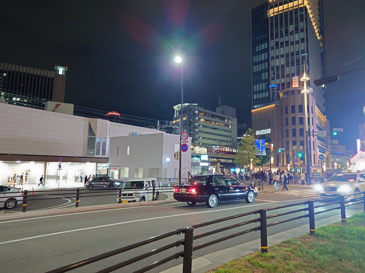 44_moto's tweet photo. 「9月21日 僕は死んだ」火垂るの墓劇中で今日の夜、時刻は分からないが清太が死んだ日

清太が死んだと思われる場所はセブンイレブンになっている

絵コンテでは三ノ宮駅向かって右手に阪急三宮駅が描かれているが、本編では真っ暗な空間ボケになっていて、海側より山側のほうかなと https://t.co/DZy9Fc18W2