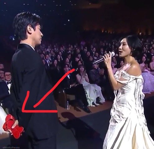 hwasafiles's tweet photo. Since some people are confused about what are the references I broke it down

Mingi used the same lyrics Hwasa used in her song MARIA and on the award show the heels are another Hwasa reference to her stage with Park Jeongmin. #화사 #ateez https://t.co/mUjOm2qJ3X